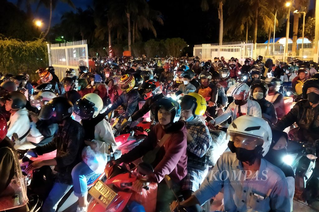 Terjadi kepadatan dan antrean kendaraan roda dua yang mengular hingga keluar pintu masuk dermaga 1 dan 2 Pelabuhan Bakauheni, Lampung, Sabtu (7/5/2022). 