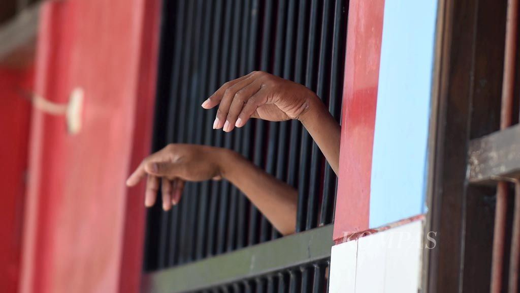 https://assetd.kompas.id/AKrSqX6Up99QrSY_Dbh3IXqPq4Y=/1024x576/filters:watermark(https://cdn-content.kompas.id/umum/kompas_main_logo.png,-16p,-13p,0)/https%3A%2F%2Fkompas.id%2Fwp-content%2Fuploads%2F2019%2F10%2F20191008_ENGLISH-TEMATIK-ODGJ_B_web_1570543323.jpg