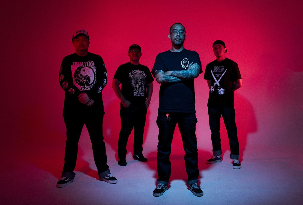 Band Seringai terdiri atas Ricky Siahaan (kiri), Edy Khemod, Arian 13, dan Sammy Bramantyo.