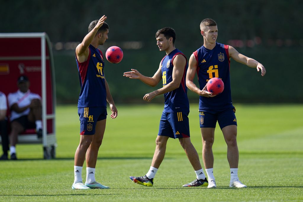 Pemain Spanyol, antara lain Ferran Torres (kiri), Pedri (tengah), dan Dani Olmo, berlatih di Qatar University, Doha, Minggu (4/12/2022). Maroko akan melawan Spanyol dalam pertandingan babak 16 besar Piala Dunia Qatar, Selasa (6/12/2022). 