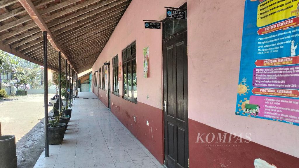 Deretan ruang kelas di SD Negeri Krinjing 2 di Kecamatan Dukun, Kabupaten Magelang, tampak lengang, Senin (13/3/2023) siang, karena para siswa diinstruksikan untuk belajar di rumah.