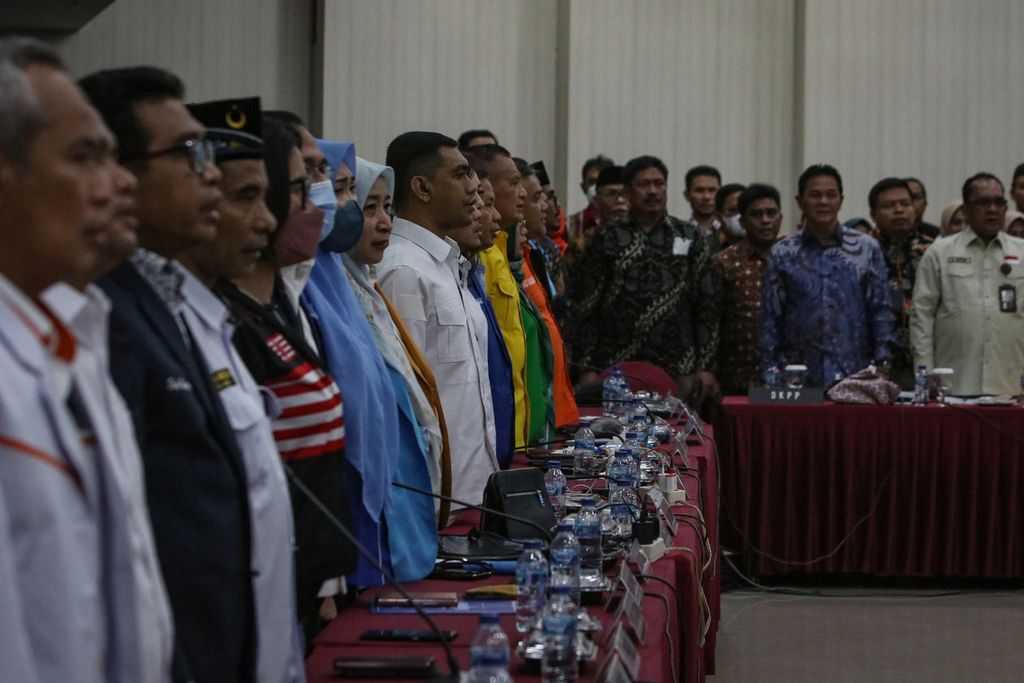 Para peserta rapat pleno menyanyikan lagu kebangsaan Indonesia Raya di Kantor KPU, Jakarta Pusat, Rabu (14/12/2022). Komisi Pemilihan Umum (KPU) menetapkan 17 partai politik sebagai peserta Pemilu 2024. Sebanyak sembilan partai merupakan partai parlemen serta delapan sisanya adalah partai baru dan partai non-parlemen.