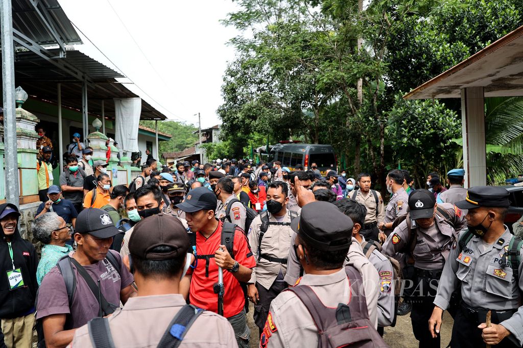 Polisi dan personel TNI bersiap mengawal petugas Badan Pertanahan Nasional yang akan melakukan pengukuran tanah di Desa Wadas, Purworejo, Jawa Tengah (10/2/2022). Pengukuran tanah terkait rencana penambangan batu andesit di desa itu sebagai material pembangunan Bendungan Bener berakhir ricuh. Konflik Wadas memantik percakapan yang cenderung negatif terhadap sosok Ganjar Pranowo di media sosial.