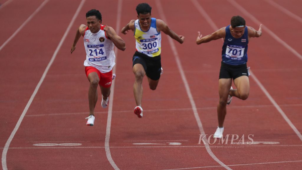 Sprinter Indonesia Lalu Muhammad Zohri (kiri) ketika memasuki garis finis pada laga final nomor lari 100 meter putra cabang atletik pada SEA Games Vietnam 2021 di Stadion My Dinh, Hanoi, Vietnam, Rabu (18/5/2022). Lalu Muhammad Zohri hanya menempati peringkat keempat dalam final ini. Medali emas dan perak diraih sprinter Thailand Boonson Puripol dan Dapbang Soraoat, sedangkan medali perunggu diraih sprinter Singapura Louis Marc Brian. 