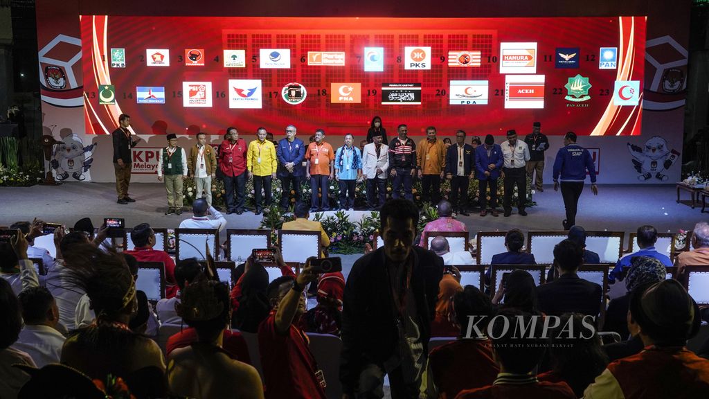 Para perwakilan pimpinan partai politik peserta Pemilu 2024 bersiap menerima plakat nomor urut yang diperoleh dalam undian dalam acara Pengundian dan Penetapan Nomor Partai Politik Peserta Pemilihan Umum 2024 di halaman Kantor Komisi Pemilihan Umum (KPU), Jakarta, Rabu (14/12/2022).