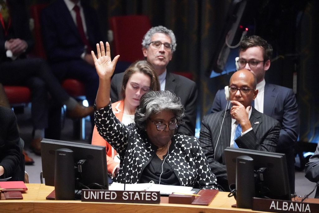 Duta Besar AS untuk PBB Linda Thomas-Greenfield mengangkat tangan untuk memveto draft resolusi Dewan Keamanan Perserikatan Bangsa-Bangsa yang disusun Brasil pada persidangan badan ini di markas besar PBB di New York, Rabu (18/10/2023).