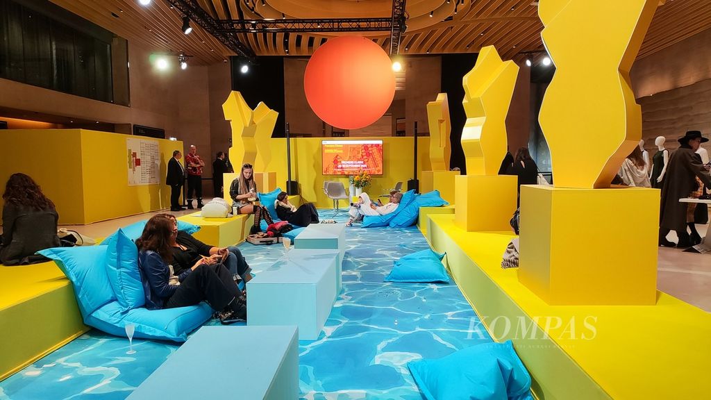 Ruang rehat para pameris dan pengunjung di Premiere Classe, sebuah pameran dagang (<i>trade show</i>) di Carrousel du Louvre, Paris, Perancis, Senin (30/9/2024).