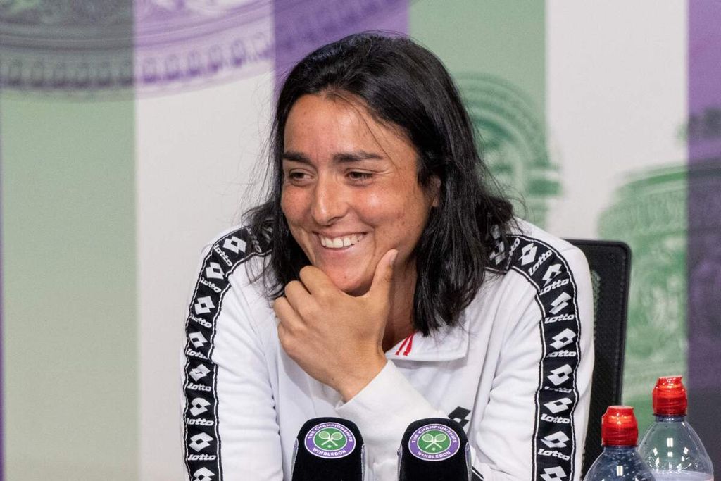 Petenis Tunisia, Ons Jabeur, saat menghadiri konferensi pers di ruang wawancara utama setelah menaklukkan petenis Jerman, Tatjana Maria, dalam pertandingan semifinal Wimbledon di All England Tennis Club, Wimbledon, Kamis (7/7/2022). Jabeur mengalahkan Maria, 6-2, 3-6, 6-1. 