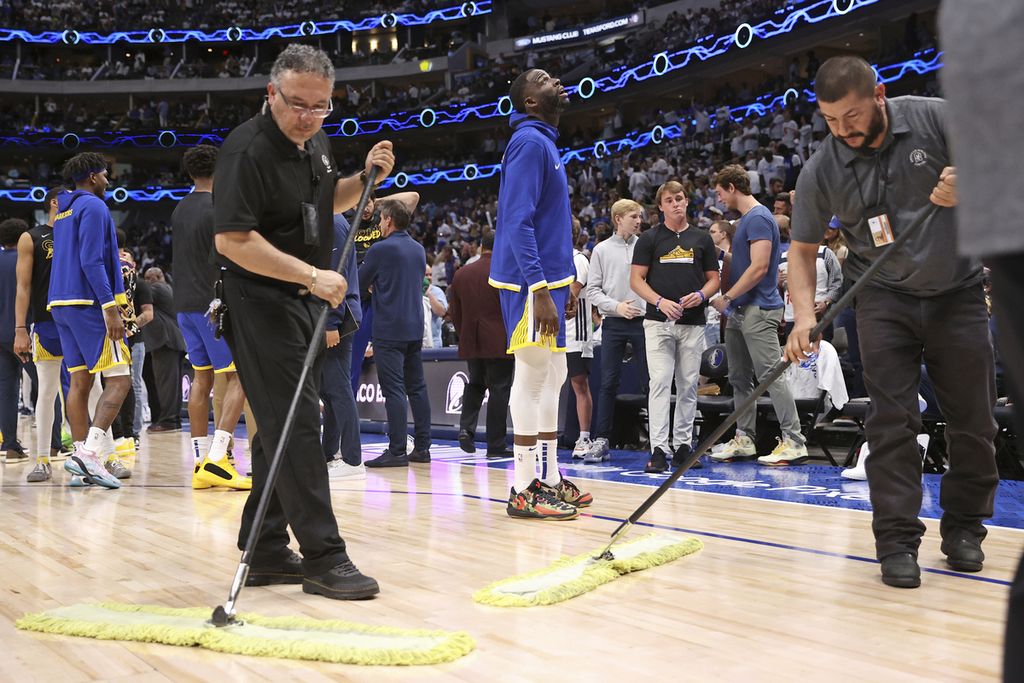 Pemain Golden State Warriors, Draymond Green, memandang langit-langit yang bocor dalam pertandingan keempat final wilayah barat <i>playoff </i>NBA di American Airlines Arena, Dallas, Rabu (25/5/2022) siang WIB. Pertandingan dihentikan selama 16 menit karena tetesan air di lapangan.