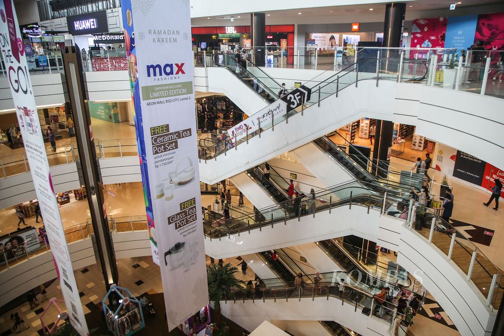 Suasana akhir pekan di mal Aeon, BSD City, Tangerang, Banten, Minggu (9/5/2021). September 2023, Aeon membuka gerai kelima di kompleks Alam Sutera, Tangerang. 