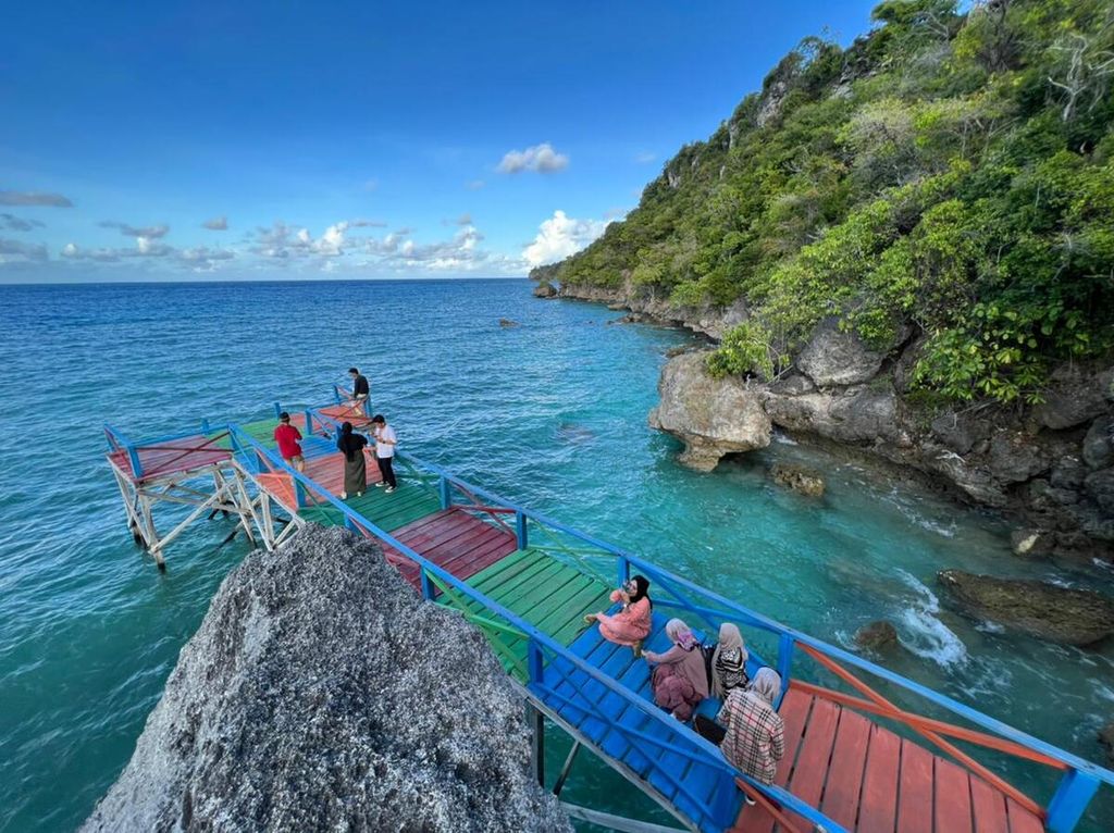 Pengunjung menikmati panorama di Pantai Panaikang Birayya, Bulukumba, Sulawesi Selatan, Rabu (4/5/2022). Padatnya arus wisatawan ke Bira membuat wisatawan mencari lokasi lain sebagai alternatif wisata mudik.