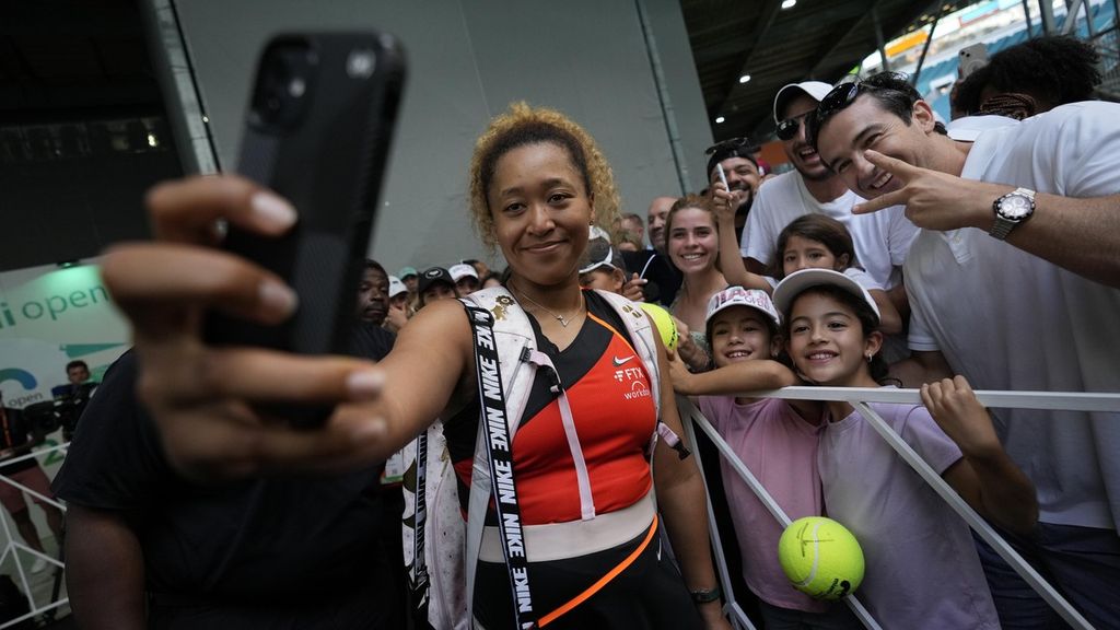 Petenis Jepang, Naomi Osaka, berswafoto dengan para penggemarnya seusai memenangi laga melawan petenis Swiss, Belinda Bencic, dalam pertandingan semifinal Miami Open di Hard Rock Stadium, Jumat (1/4/2022) WIB. Osaka memenangi laga ini 4-6 6-3 dan 6-4 dan berhak melaju ke final. 