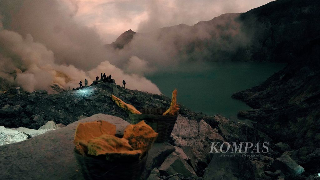 Wisatawan menikmati pesona kawah Gunung Ijen yang berada di perbatasan Kabupaten Banyuwangi dan Bondowoso, Kamis (2/6/2022). Selain api biru, Taman Wisata Alam Kawah Ijen juga menawarkan atraksi kegiatan sublimasi belerang dan panorama pegunungan. 