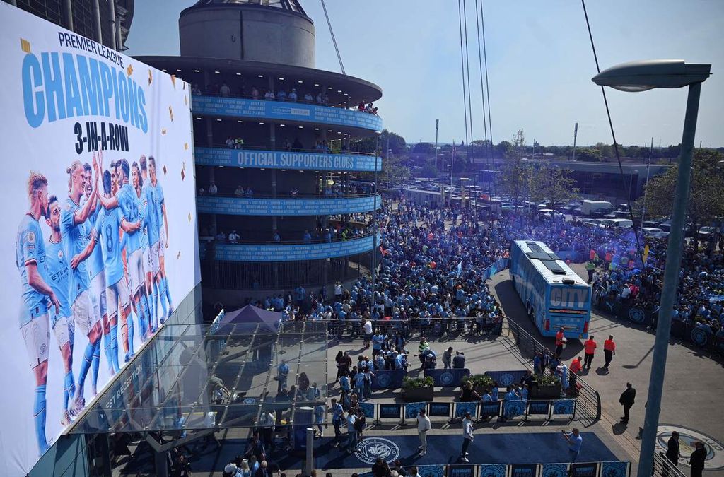Penggemar Manchester City menyambut para pemain klub juara Liga Inggris musim 2022-2023 itu di Stadion Etihad, Manchester, Minggu (21/5/2023). City dipastikan menjadi juara setelah Arsenal dikalahkan Nottingham Forest, 0-1, sehari sebelumnya.