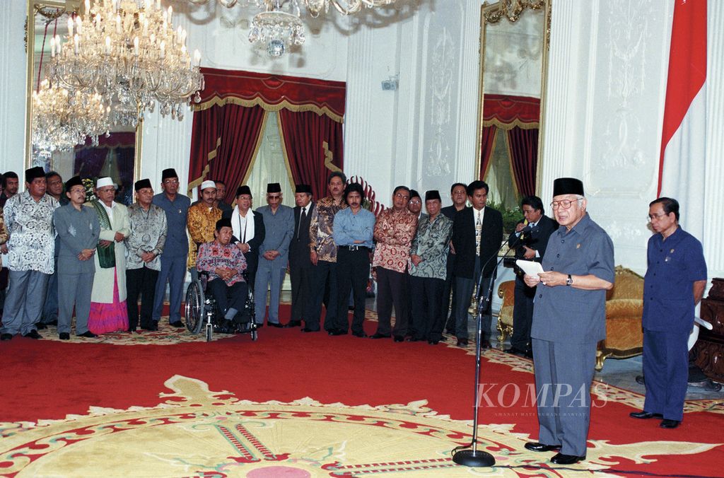 President Soeharto gives a press statement after a meeting with ulama, community leaders, social organizations and ABRI at the Merdeka Palace, 19 May 1998, two days before resigning as president. Witnessed by Minister of State Secretary Saadillah Mursyid (far right) and figures, including Yusril Ihza Mahendra, Amidhan, Nurcholish Madjid, Emha Ainun Najib, Malik Fadjar, Sutrisno Muchdam, Ali Yafie, Ma'ruf Amin, Abdurrahman Wahid, Cholil Baidowi, Adlani, Abdurrahman Nawi, and Ahmad Bagdja. This photo is also one of the historical documentation of JB Suratno's work published in the daily<i>Kompas</i>.