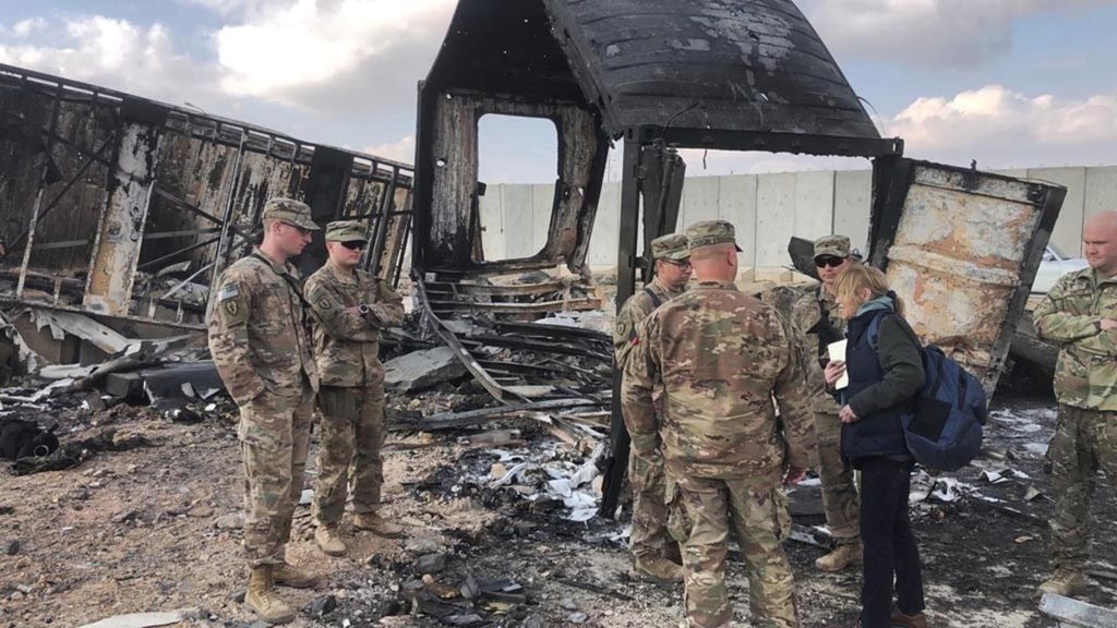 Tentara Amerika Serikat di Pangkalan Ain-al-Asad, Irak, pada Januari 2020. Sejak 1990, AS dan sekutunya sudah berulang kali menyerbu Irak. Penyerbuan terakhir diikuti pendudukan hampir dua dekade. Meski sebagian besar sudah ditarik, AS masih mempertahankan sebagian pasukan di Irak sampai sekarang.