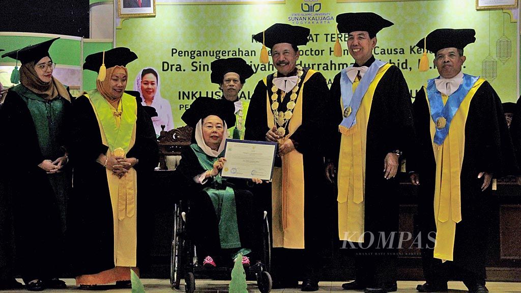 https://assetd.kompas.id/AelzrLQ55O1AWJcd0h9geXMH4sA=/1024x576/filters:watermark(https://cdn-content.kompas.id/umum/kompas_main_logo.png,-16p,-13p,0)/https%3A%2F%2Fkompas.id%2Fwp-content%2Fuploads%2F2019%2F12%2FGelar-Doktor-Honoris-Causa-untuk-Sinta-Nuriyah_85859060_1576688236.jpg