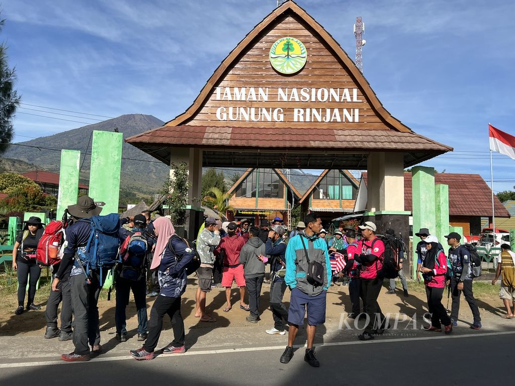 Rombongan wisatawan mancanegara yang akan mendaki memadati area pintu masuk Resort Sembalun Balai Taman Nasional Gunung Rinjani di Sembalun, Lombok Timur, Nusa Tenggara Barat, Minggu (4/9/2022). Seiring terkendalinya pandemi Covid-19 dan pembelakuan kuota normal pendaki, aktivitas pariwisata di kawasan Sembalun yang merupakan salah satu pintu pendakian Rinjani berangsur pulih.