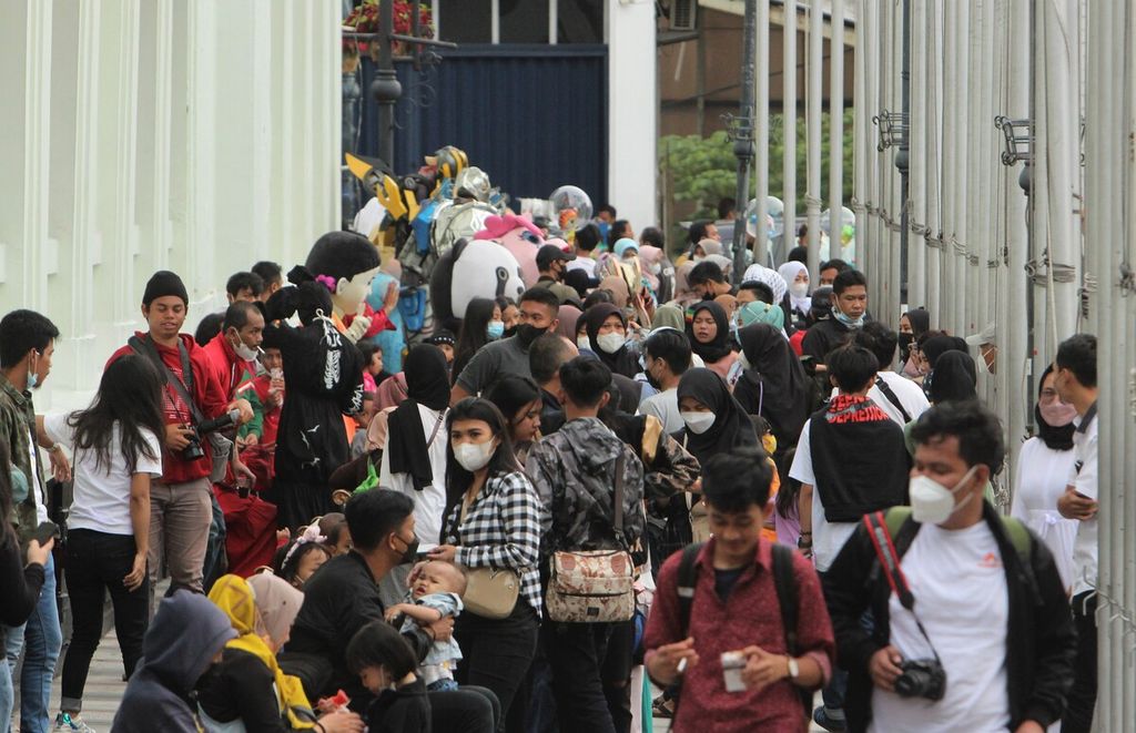 Situasi keramaian pengunjung di samping Gedung Merdeka, Kota Bandung, Jawa Barat, Minggu (11/11/2021).  Meskipun kasus Covid-19 di Bandung menurun, tanpa menerapkan protokol kesehatan dengan kemungkinan kejadian penyakit. 