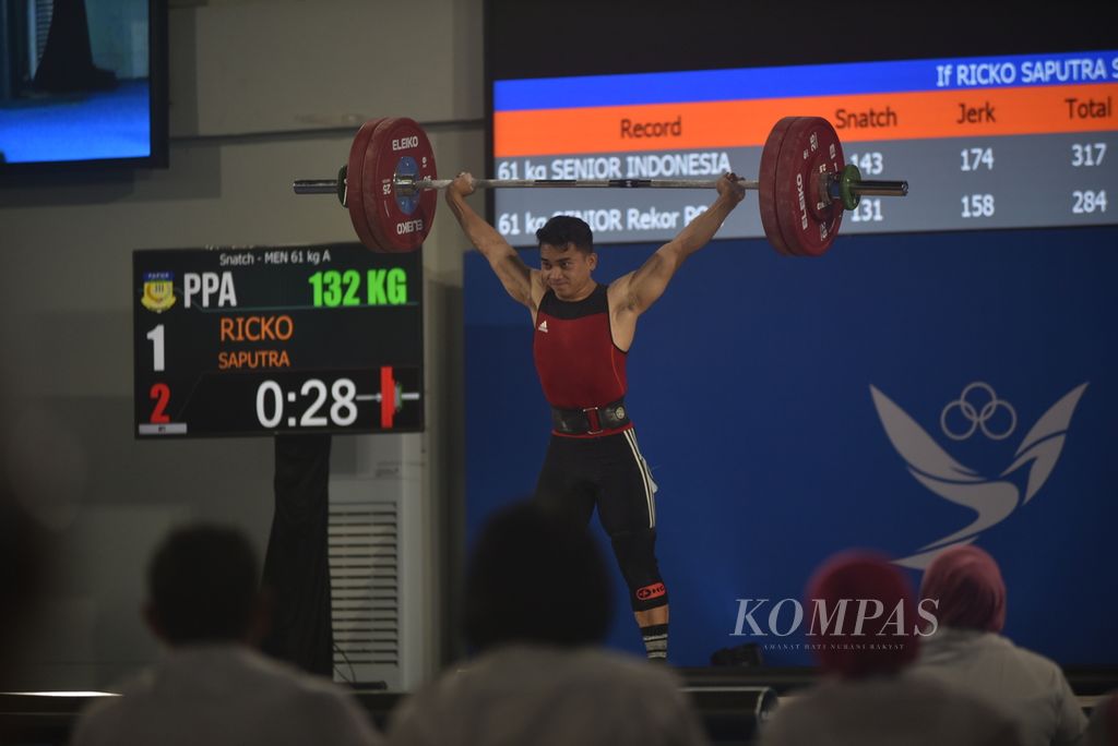 Lifter Papua, Ricko Saputra, menajamkan rekor PON angkatan <i>snatch </i>dari 128 kilogram menjadi 132 kg dalam kesempatan keduanya pada cabang olahraga angkat besi kelas 61 kilogram PON Aceh-Sumut 2024 di GOR Angkat Besi, Kompleks Stadion Harapan Bangsa, Banda Aceh, Rabu (4/9/2024).