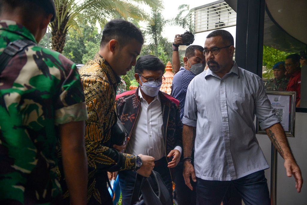 Menteri Komunikasi dan Informatika Johnny G Plate (tengah) memasuki Gedung Bundar, Kejaksaan Agung, Jakarta, Rabu (15/3/2023). Johnny kembali diperiksa Kejaksaan Agung. Pemeriksaan ini terkait dugaan tindak pidana korupsi penyediaan infrastruktur <i>base transceiver station</i> (BTS) 4G dan infrastruktur pendukung paket 1 sampai 5 Badan Aksesibilitas Telekomunikasi dan Informasi (Bakti) Kemkominfo pada 2020 sampai dengan 2022. Johnny mendatangi Kejagung pada pukul 08.50 dengan menggunakan mobil Toyota Innova berwarna hitam.