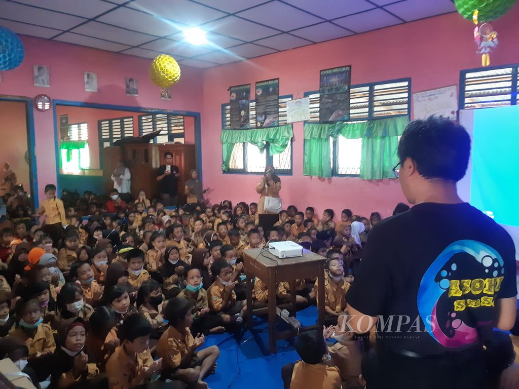 Pengurus Asosiasi Obat Hewan Indonesia (Asohi) Sumsel memberikan edukasi mengenai pentingnya makan telur dan daging ayam di SD Negeri 19 Kecamatan Talang Kelapa, Kabupaten Banyuasin, Sabtu (29/10/2022). 