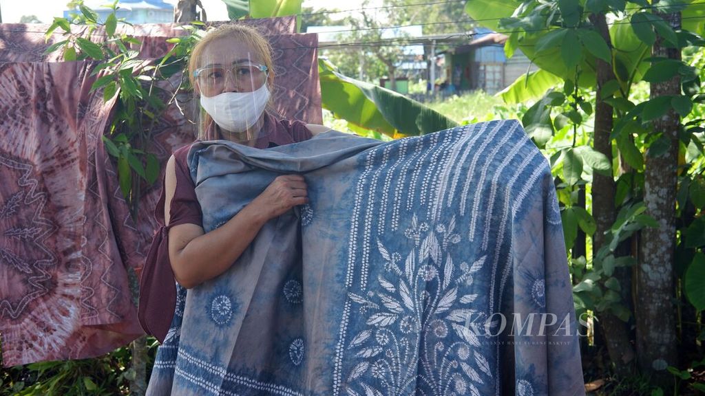 Ketua Umum Komunitas Sasirangan Alam Nusantara (Samut) Meylan memperlihatkan kain sasirangan berpewarna alami di Kota Banjarmasin, Kalimantan Selatan, Kamis (16/7/2020). Kain sasirangan berpewarna alami banyak diminati orang luar Kalsel.