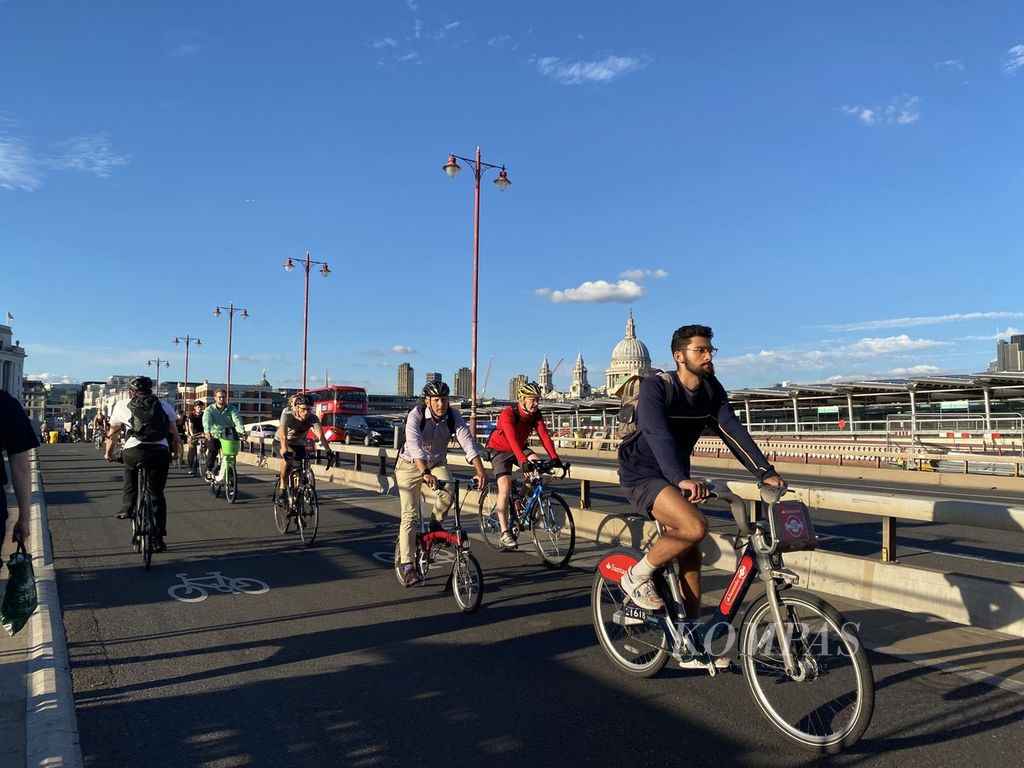 Suasana di jalur khusus sepeda di London, Inggris, Agustus 2022. Selain sehat dan hemat, gowes di London, Inggris, menjadi cara untuk menjelajah kota.
