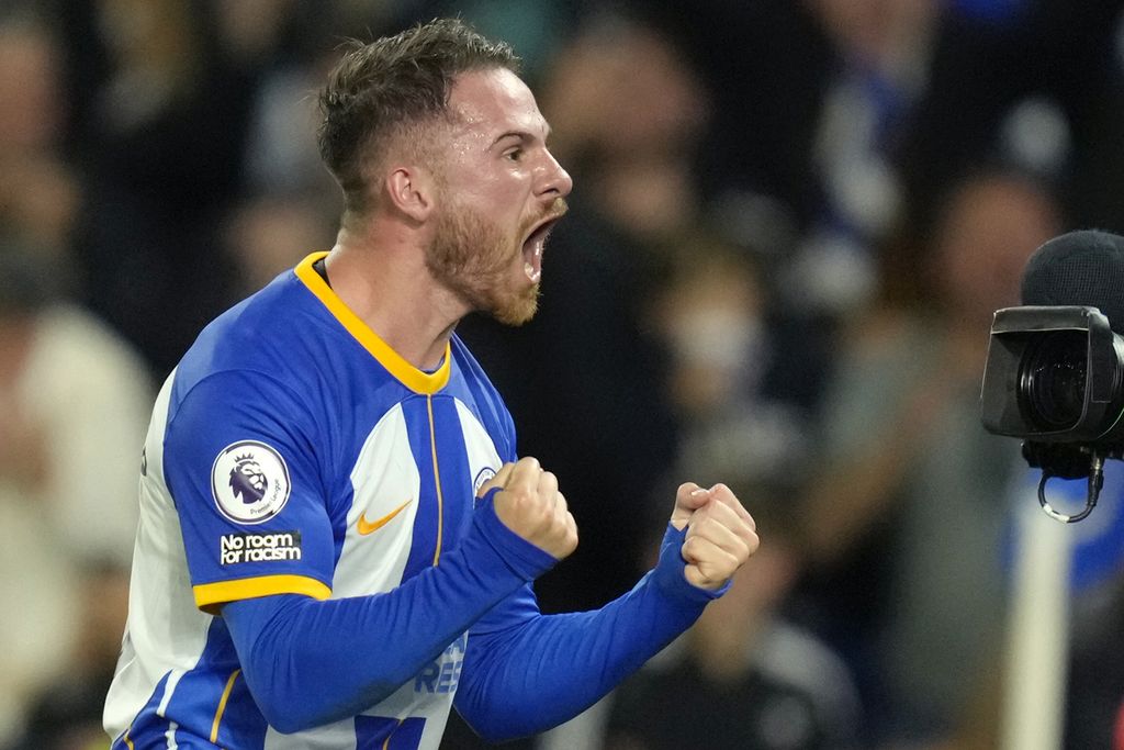 Selebrasi pemain Brighton asal Argentina, Alexis Mac Allister, setelah mencetak gol dalam pertandingan Liga Inggris antara Brighton & Hove Albion dan MU di Stadion AMEX, Brighton, Inggris (5/5/2023). Allister ditransfer Liverpool dari Brighton.