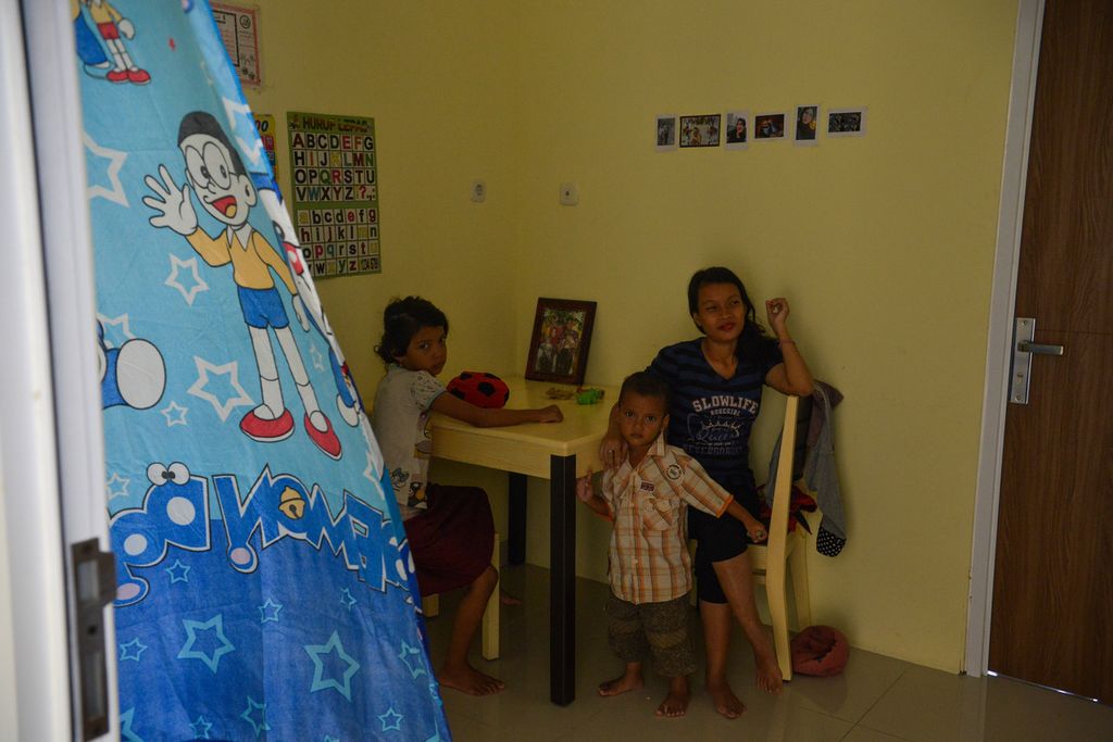 Keluarga beristirahat di salah satu kamar di Rumah Susun Sentra Terpadu Pangudi Luhur, Kota Bekasi, Jawa Barat, Kamis (6/3/2023).