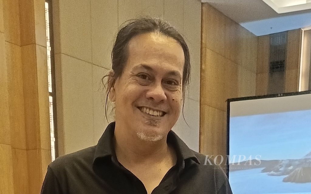 Wong Aksan atau Aksan Sjuman (54), <i>drummer</i> grup musik Potret