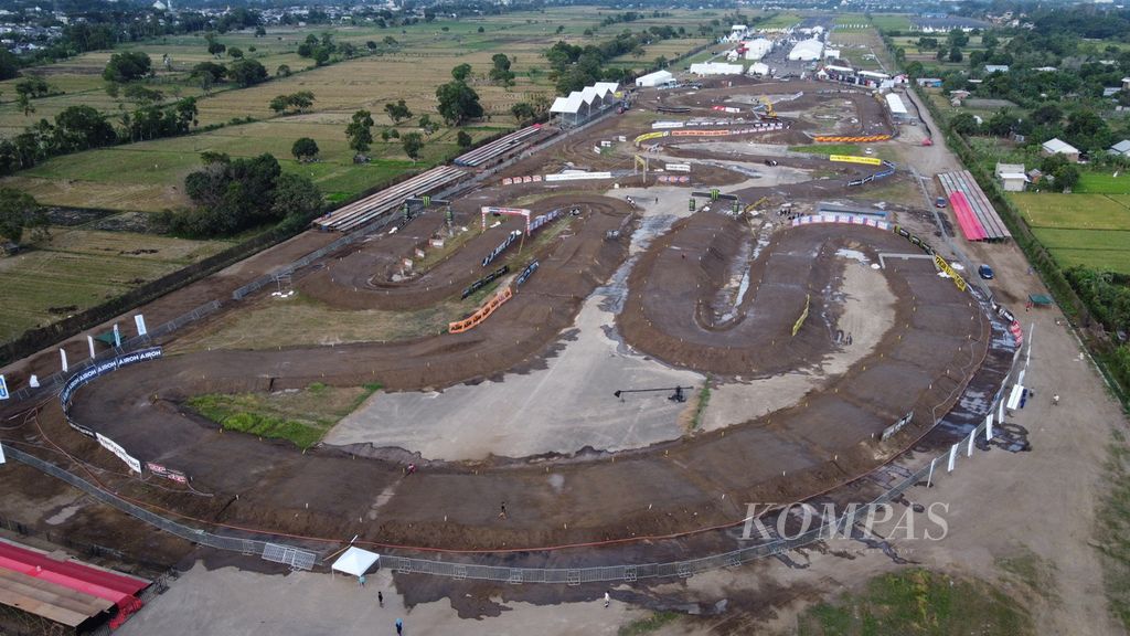 Para pekerja memasang gerbang sponsor di sirkuit motokros Selaparang, Mataram, Nusa Tenggara Barat, Kamis (29/6/2023), menjelang balapan Kejuaraan Dunia Motokros (MXGP) seri Lombok, pada 1-2 Juli. Trek buatan Greg Atkins asal Selandia Baru ini mengadopsi karakter <i>pump track</i> BMX sehingga sangat tehnikal dan akan menguras fisik pebalap.