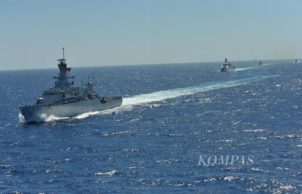 Empat KRI berlayar saat Operasi Laut Gabungan pada Latihan Gabungan TNI di perairan Laut Jawa, Situbondo, Jawa Timur, Senin (31/7/2023). Dalam operasi gabungan tersebut terdapat dua unsur udara F-16 TNI AU dan empat KRI. Empat KRI kemudian berhasil menembakkan 4 rudal antikapal permukaan. Sebagai target penembakan yaitu eks KRI Slamet Riyadi yang tidak dioperasionalkan TNI AL sejak Agustus 2019. 