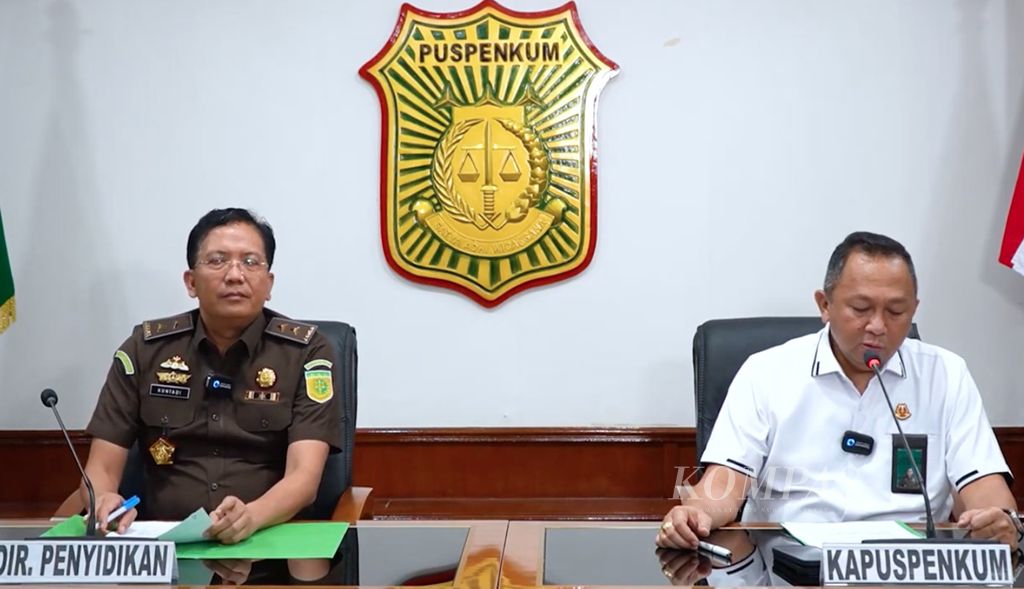 Tangkapan layar Direktur Penyidikan Jaksa Agung Muda Tindak Pidana Khusus Kejaksaan Agung (Kejagung) Kuntadi (kiri) dan Kepala Pusat Penerangan Hukum Kejagung Ketut Sumedana (kanan) dalam konferensi pers virtual, Kamis (15/12/2022) malam.