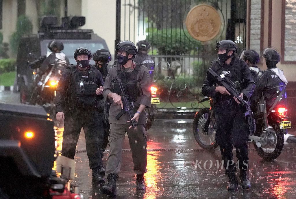 Polisi berjaga dengan senjata laras panjang di Mabes Polri, Jakarta, Rabu (31/3/2021), setelah seorang terduga teroris menyerang markas kepolisian tersebut. Pelaku tewas setelah ditembak petugas. Mabes Polri memperketat penjagaan pascaserangan dari terduga teroris yang tewas usai baku tembak.