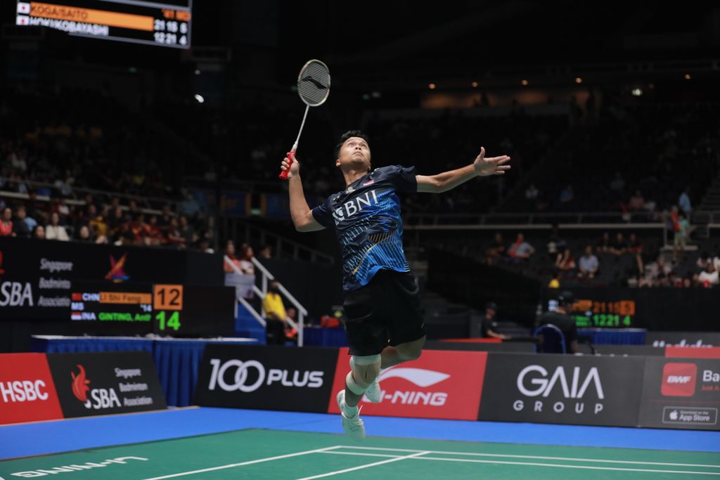 Tunggal putra Indonesia Anthony Sinisuka Ginting mencoba memukul kok dalam pertandingan perempat final Singapura Terbuka BWF World Tour Super 750 melawan Li Shi Feng (China) di Singapore Indoor Stadium, Singapura, Jumat (9/6/2023). Anthony menang dengan skor 21-13, 16-21, 21-12.