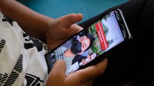 The Chilling Effect of Device Screens Brought to the Investigator's Desk
