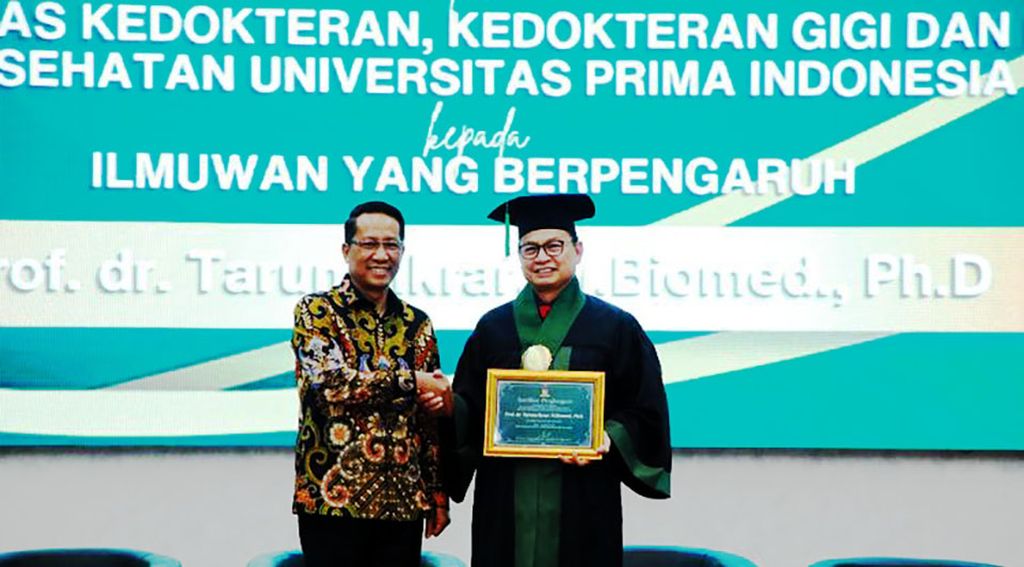 BPOM - Prof dr Taruna Ikrar PhD menerima penghargaan