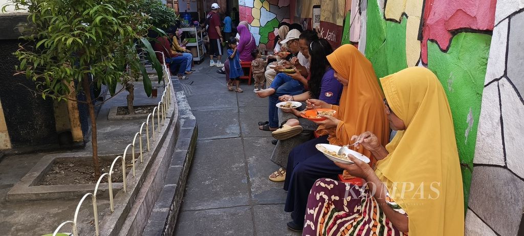 Orang menikmati pecel lodeh Wali Songo Jember, Minggu (6/8/2023). Pecel lodeh Wali Songo adalah salah satu kuliner yang diburu pengunjung saat pagi hari.