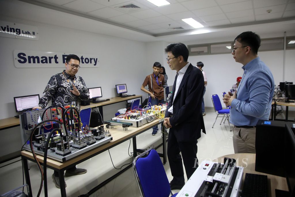 Wakil Menteri Kerja Sama Pembangunan Internasional Korea Selatan Hahn Gyeong-phil (tiga dari kiri) melihat laboratorium Smart Factory di Kampus Universitas Multimedia Nusantara (UMN), Kabupaten Tangerang, Banten, Rabu (20/9/2023). Kedatangan Hahn bersama rombongan ini untuk meninjau program pengembangan sumber daya manusia pada bidang Smart Factory dan Cloud-Big Data yang dijalankan UMN didukung Korea International Cooperation Agency (KOICA). 