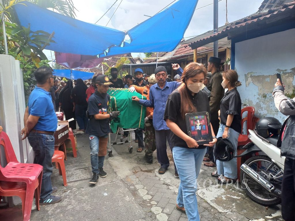 Warga mendorong peti berisi jenazah Ayu Indraswari (34) dari rumah duka di Kampung Suryoputran, Kelurahan Panembahan, Kecamatan Kraton, Kota Yogyakarta, Daerah Istimewa Yogyakarta (DIY), Senin (20/3/2023) sore. Pada Minggu (19/3/2023) malam, jenazah Ayu ditemukan dalam kondisi termutilasi di sebuah penginapan di Kabupaten Sleman, DIY.