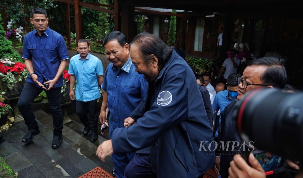 Ketua Umum Partai Gerindra Prabowo Subianto (kiri) saat mengantar Ketua Umum Partai Nasdem Surya Paloh (kanan) menuju mobil seusai bertemu di kediaman Prabowo Subianto di Padepokan Garuda Yaksa, Bojong Koneng, Babakan Madang, Kabupaten Bogor, Jawa Barat, Minggu (5/3/2023). 