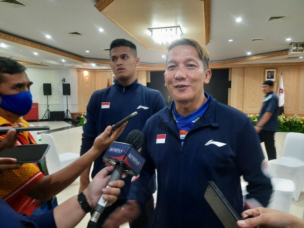 Pelatih tim nasional angkat besi Indonesia, Dirdja Wihardja menjawab pertanyaan awak media di Auditorium Kementerian Pemuda dan Olahraga, Jakarta, Rabu (30/11/2022). Timnya berupaya meraup seluruh tiket Olimpiade Paris 2024 yang terdiri atas tiga putra dan tiga putri.