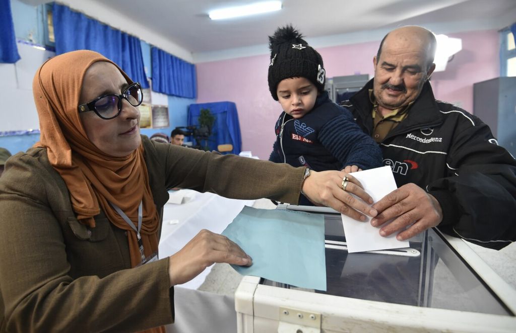 https://assetd.kompas.id/BB_AsOYr1kBMVEeIzt5AUkePbNc=/1024x662/https%3A%2F%2Fkompas.id%2Fwp-content%2Fuploads%2F2019%2F12%2FALGERIA-VOTE_85711609_1576161997.jpg