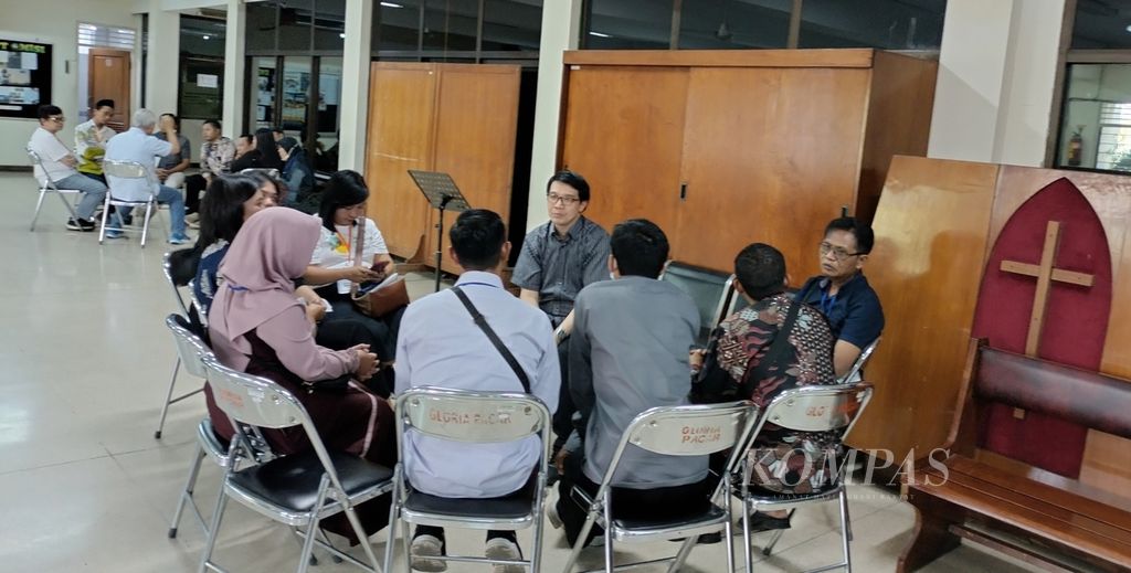 Sejumlah guru beragama Kristen dan Muslim di Surabaya berdialog dengan salah seorang pendeta di Gereja Kristen Abdiel Gloria di Surabaya, Sabtu (4/5/2024). Lewat kegiatan mengunjungi rumah ibadah yang berbeda, para guru diperkuat pemahamannya pada literasi keberagamaan lintas budaya (LKLB) guna memperkuat toleransi dan kolaborasi dengan penghargaan pada keberagaman. Program LKLB bagi guru dari berbagai agama dan mata pelajaran di Indonesia digagas Institut Leimena.