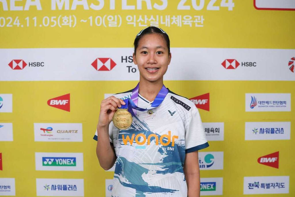Putri Kusuma Wardani berpose dengan medali juara Korea Masters setelah pada partai final mengalahkan tunggal putri China, Han Qian Xi, dengan skor 21-14, 21-14 di Iksan, Korea Selatan, Minggu (10/11/2024). 