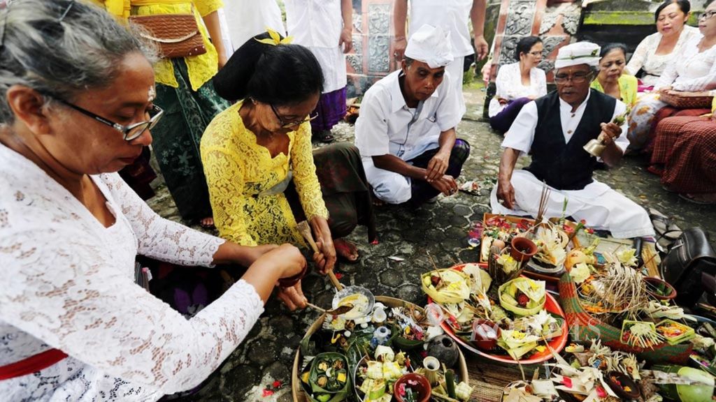 Sejumlah umat Hindu menggelar odalan (upacara) agama di Merajan (pura keluarga) Sanggah Cekoh, Desa Munduk, Kecamatan Banjar, Kabupaten Buleleng, Bali, Rabu (31/1/2018). Sejumlah pura di Bali mengadakan piodalan yang bertepatan dengan saat bulan purnama dengan harapan memohon keselamatan dan kebahagiaan yang lebih baik di masa mendatang.