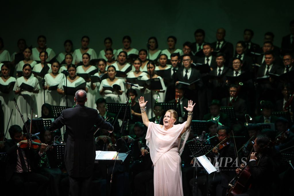 Penyanyi sopran asal Italia, Felicia Bongiovanni, tampil bersama Jakarta Concert Orchestra dan Batavia Madrigal Singers dalam konser opera ”Tribute to Maria Callas” di Ciputra Artpreneur, Jakarta, Sabtu (7/10/2023). 