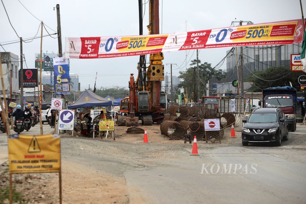 Pembangunan jalan layang Cisauk di Cisauk, Kabupaten Tangerang, Banten, Selasa (14/3/2023).