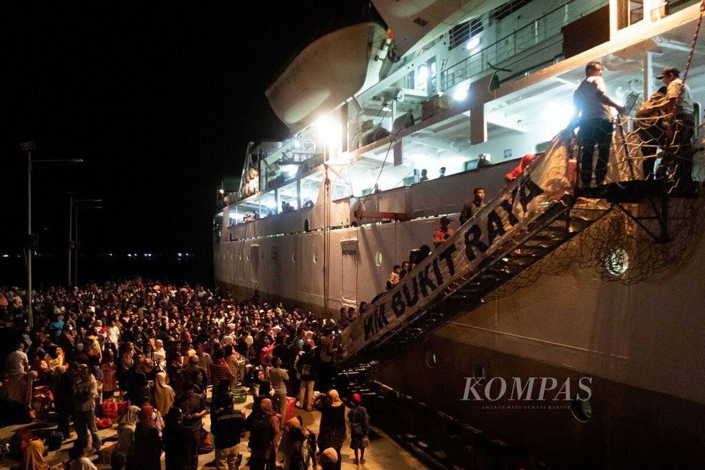 Ratusan pengungsi bencana tanah longsor mengantre naik Kapal Motor Bukit Raya di Dermaga Pos Lintas Batas Negara di Pulau Serasan, Natuna, Kepulauan Riau, Minggu (12/3/2023). Sebagian besar korban bencana itu hendak mengungsi ke Pulau Natuna Besar dan Pulau Bintan.